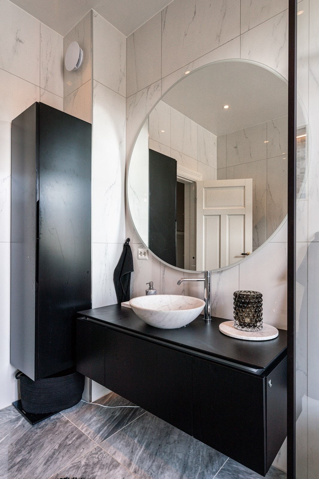 Godt med oppbevaringsplass i servantskap og sideskap. Galleribilde