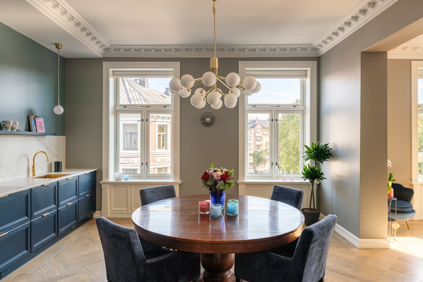 Plassert i direkte tilknytning til kjøkkenet, er dette et ideelt sted for å samle familie og venner til hyggelige sammenkomster. Galleribilde