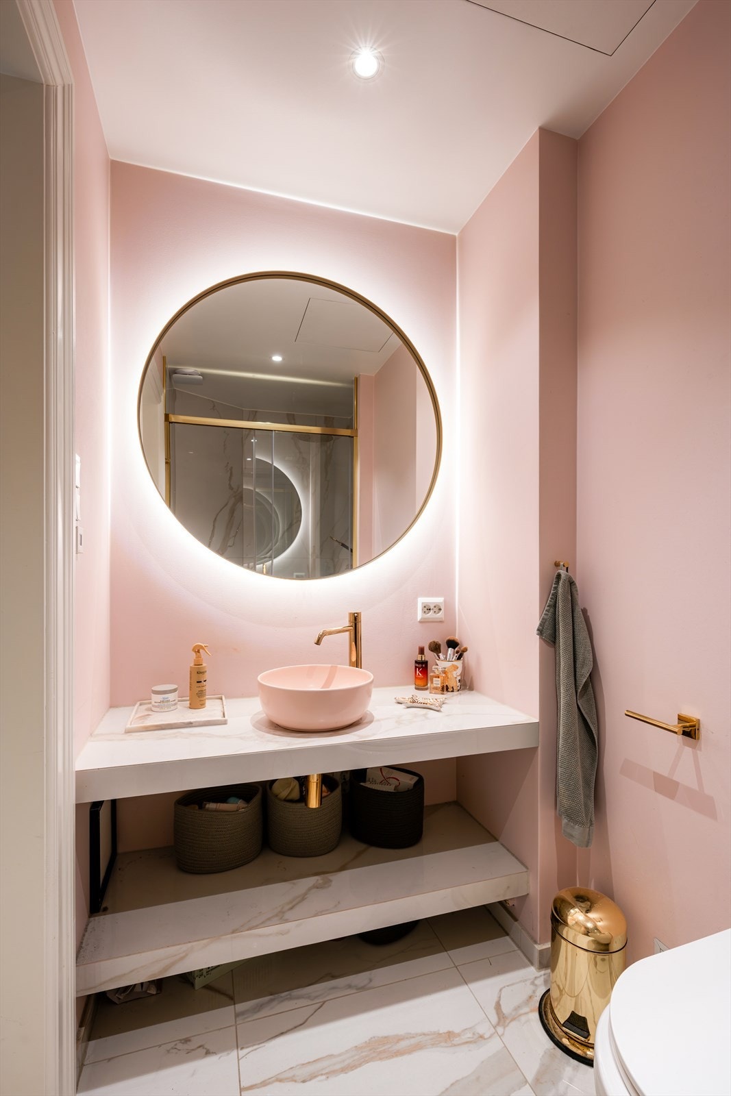 Det minste av leilighetens to bad Galleribilde