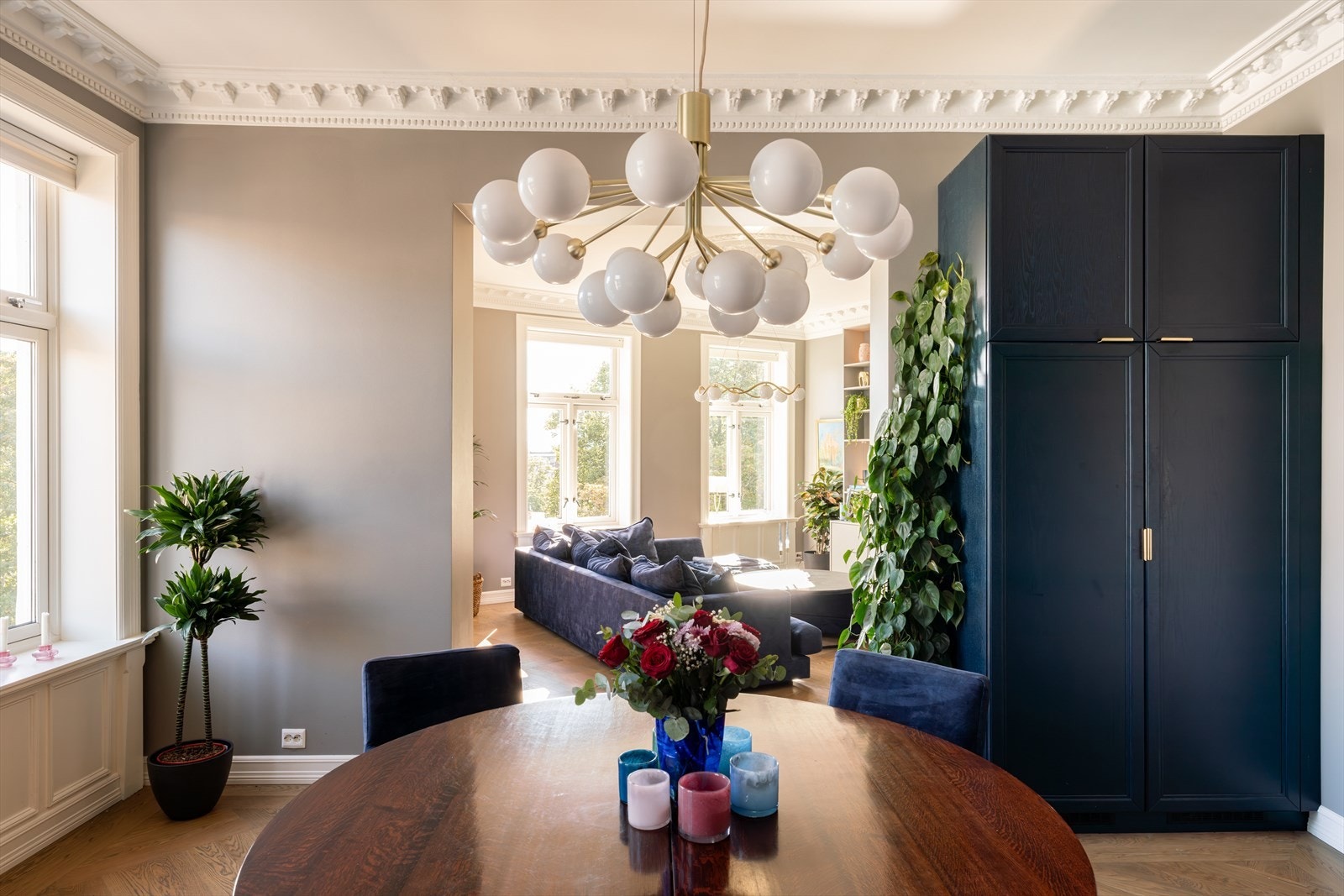 Gjennomgående for leiligheten er store vindusflater Galleribilde