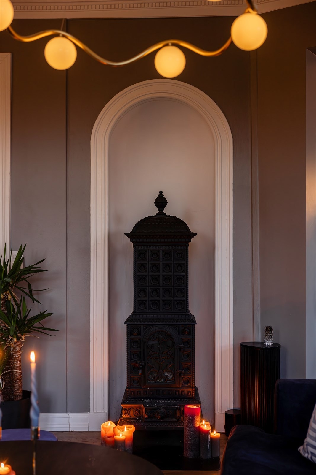 Moderne peisovn som varmer godt på kalde høstkvelder Galleribilde