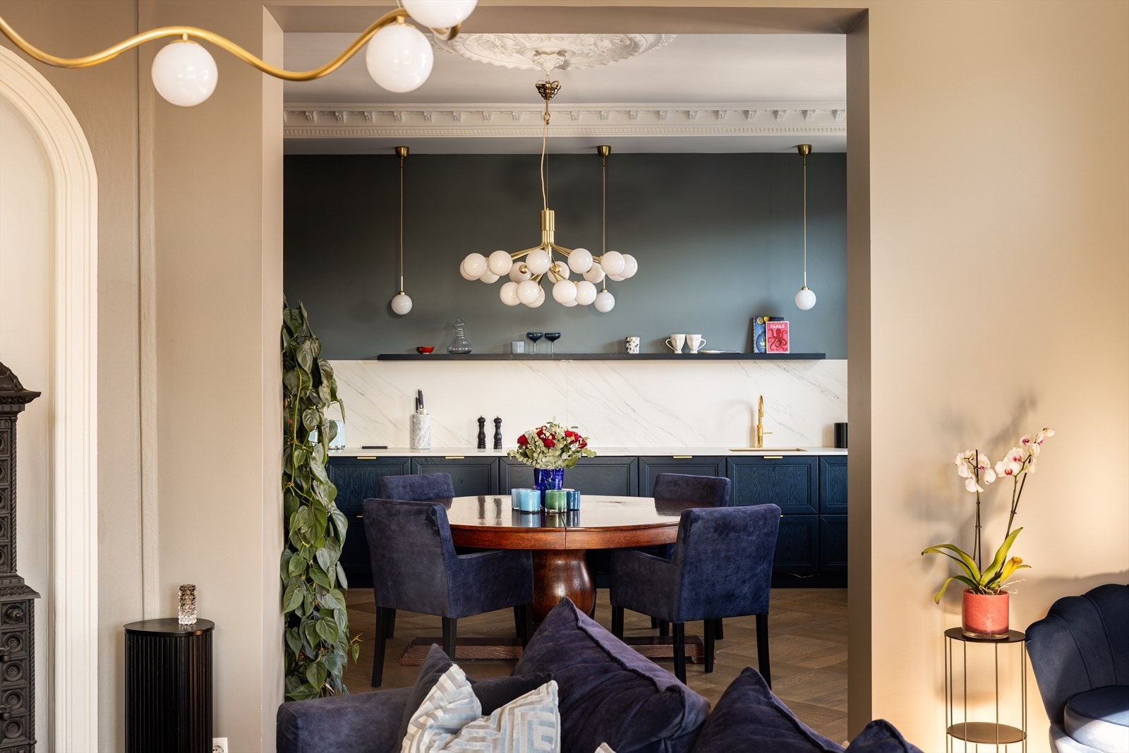 Sjeldent vakker og eksklusiv 4-roms leilighet, totaloppusset i 2023 med svært høy standard og nydelige detaljer. Galleribilde