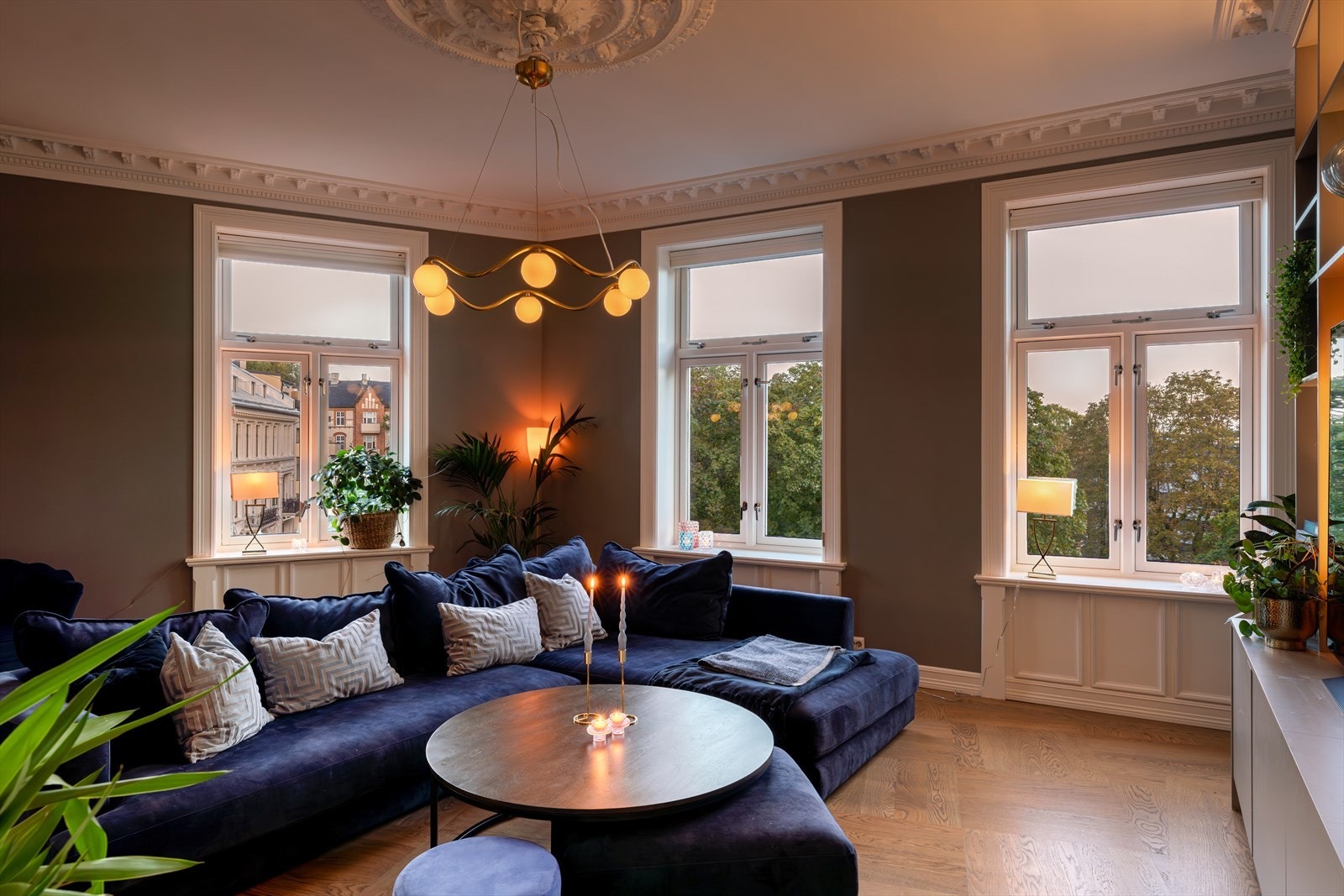 De store vindusflatene sørger for rikelig med lysinnslipp i leiligheten Galleribilde