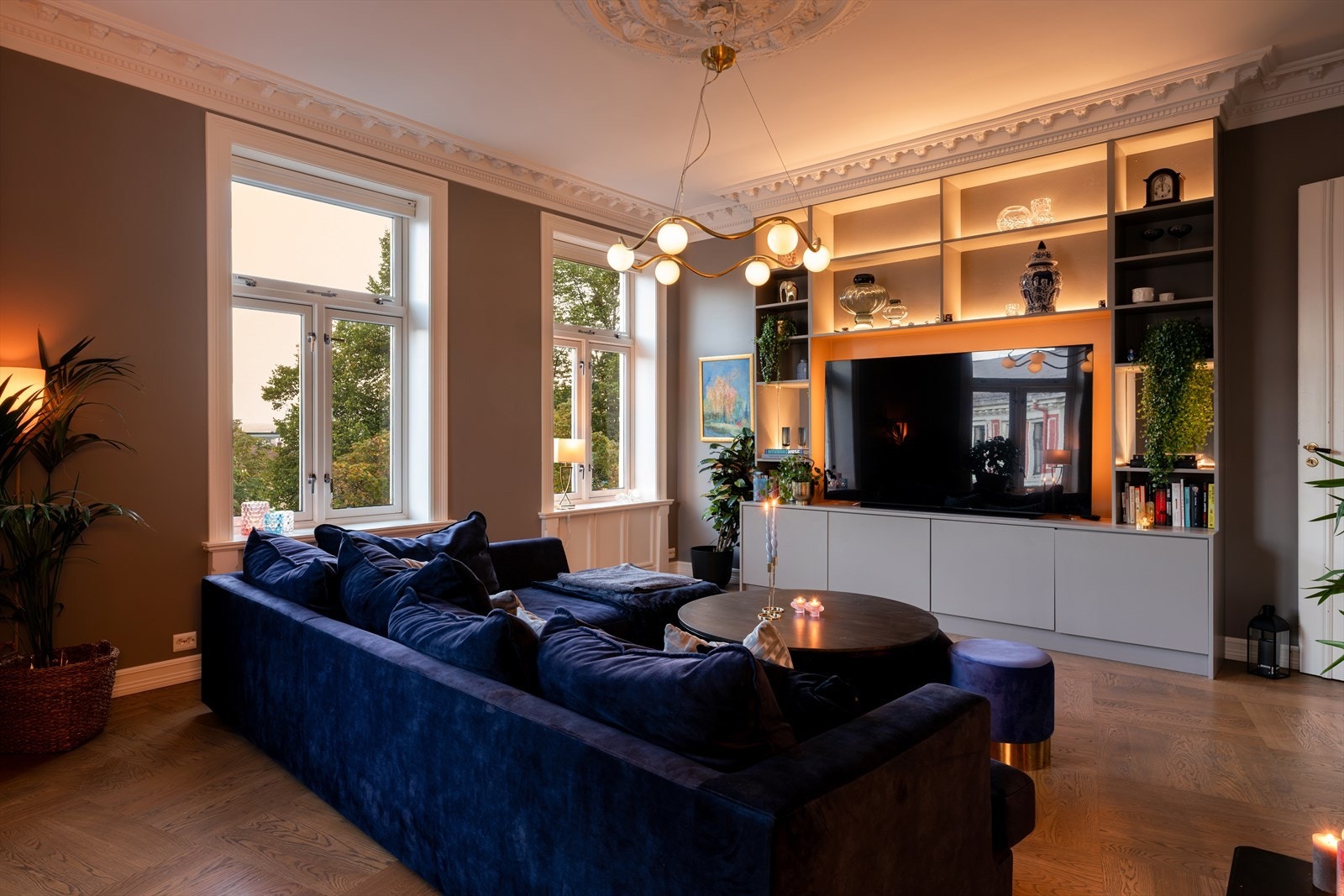 Meget romslig tv-stue med god takhøyde som resten av leiligheten. Galleribilde