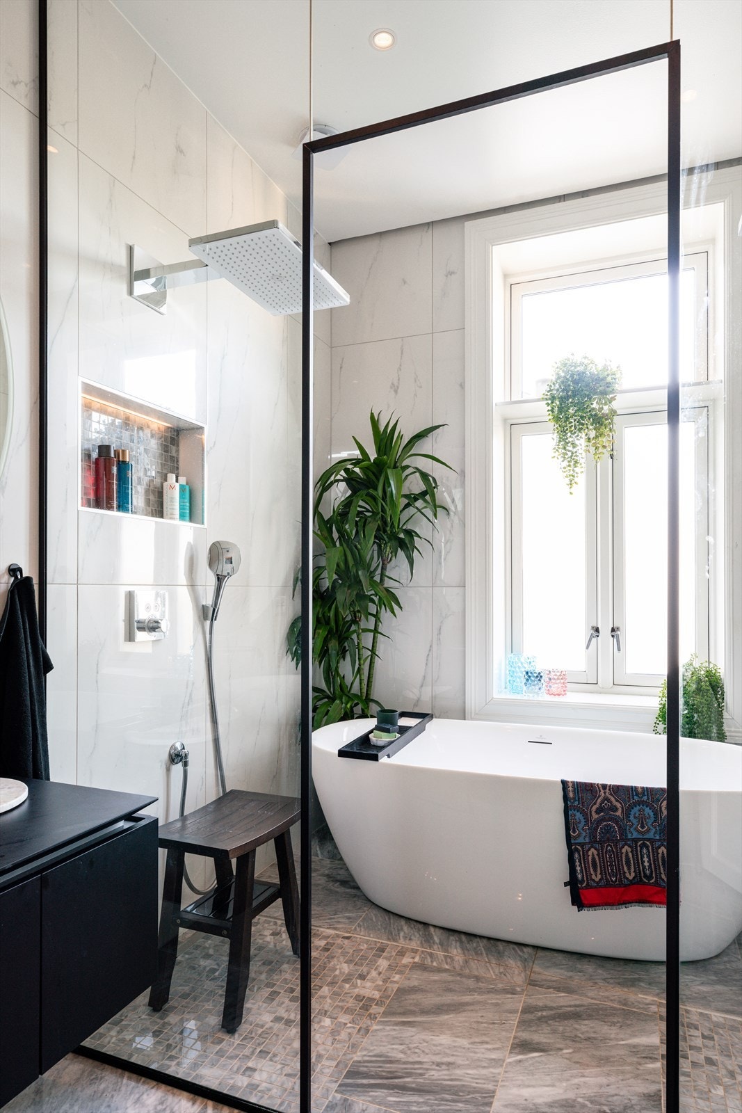 Badet holder en generelt høy standard. Ekstra luksus med badekar og to dusjer. Galleribilde