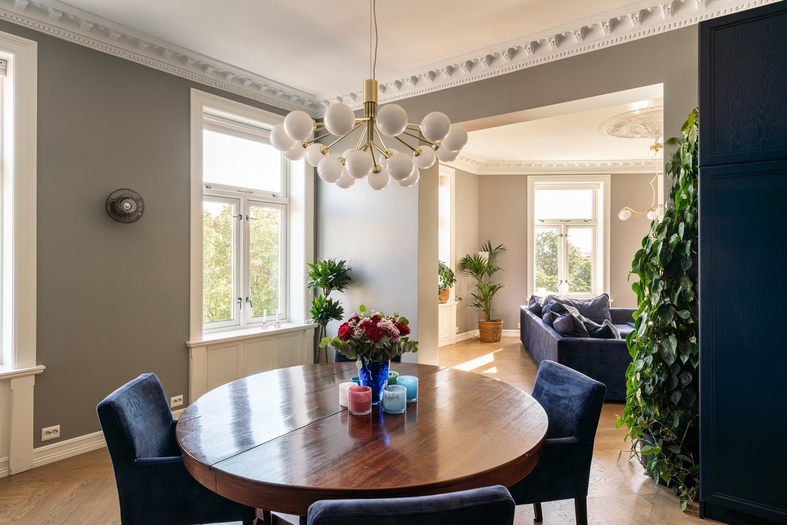 Grønt, frodig og usjenert utsyn mot hyggelige Vestkanttorget. Galleribilde