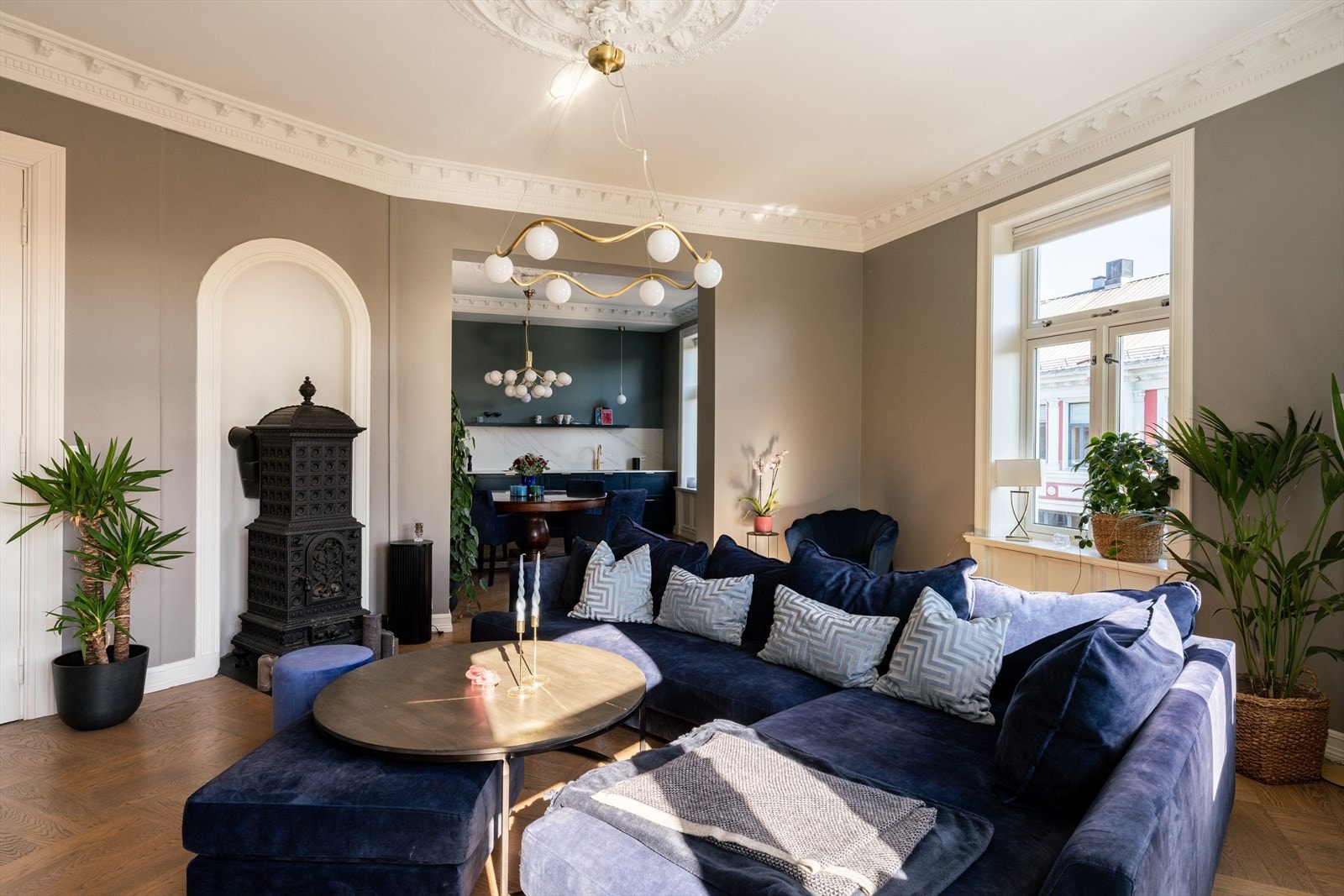 Store vinduer gir leiligheten godt med lys Galleribilde