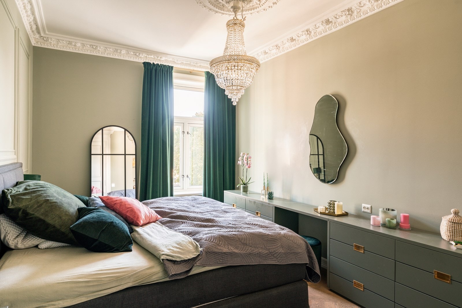 Stort og delikat hovedsoverom med mye skapplass Galleribilde