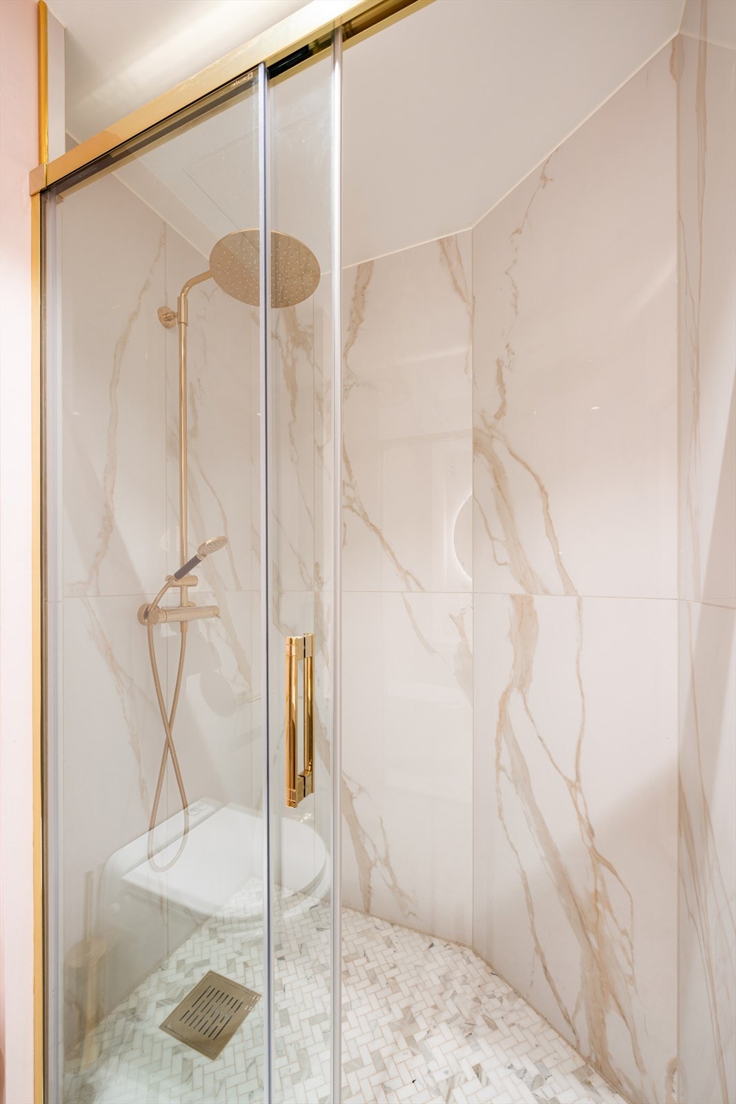 Meget påkostet dusjarmatur og flisvalg Galleribilde