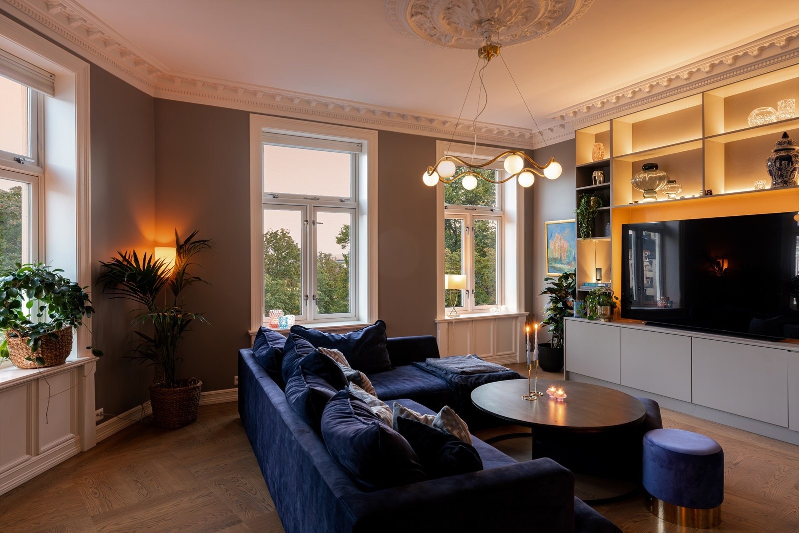 Velbevarte, klassiske detaljer kombinert med den gode takhøyden gir et herskapelig preg. Galleribilde