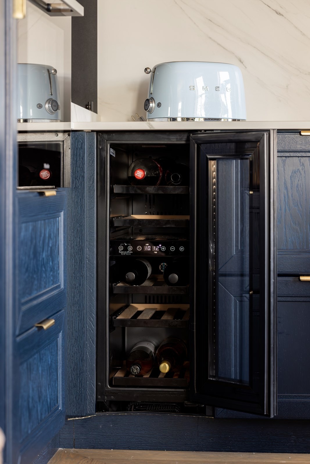 Integrert vinskap som følger med leiligheten Galleribilde