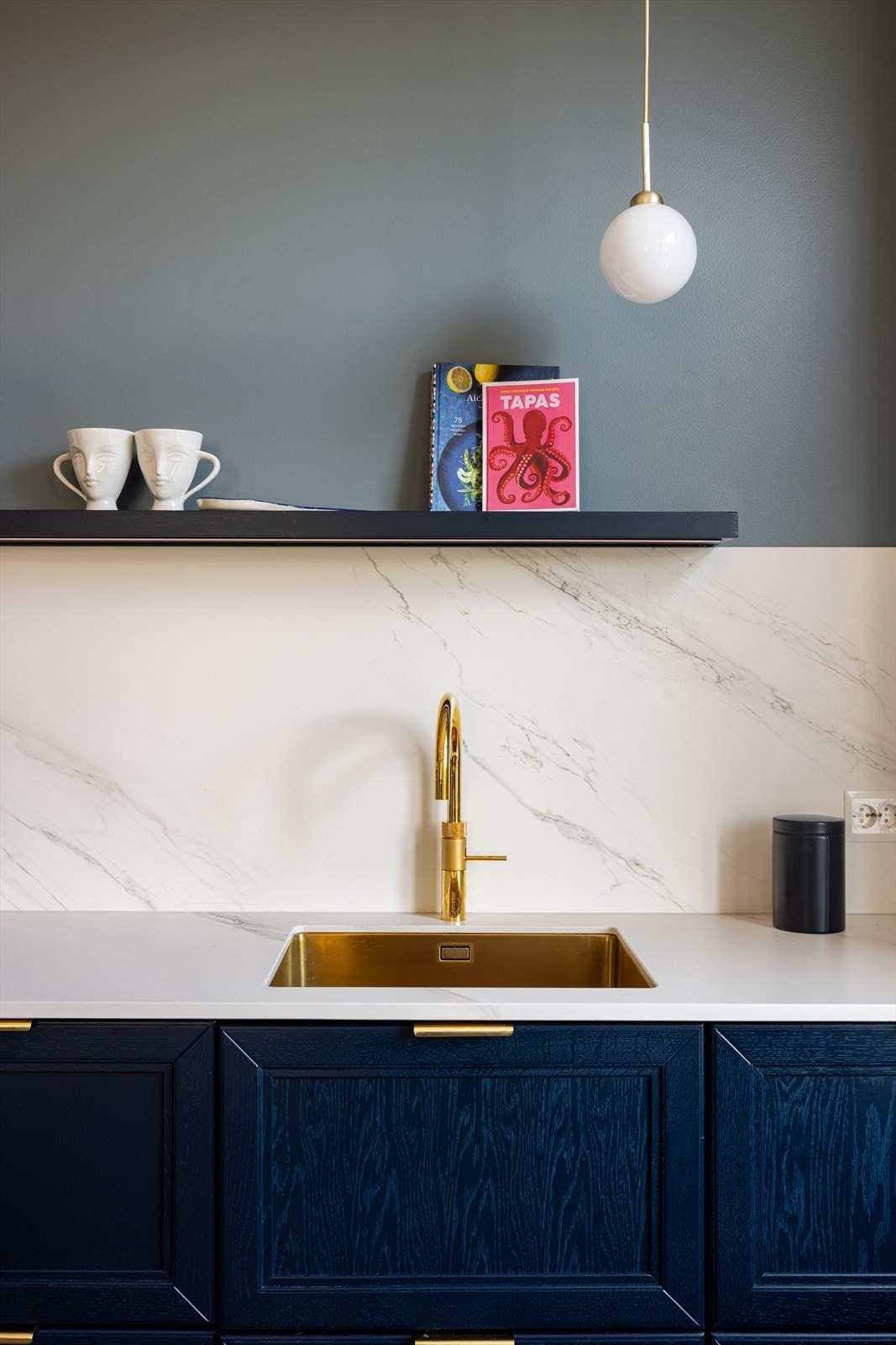 Underlimt oppvaskkum med Quooker (kokende vann). Galleribilde