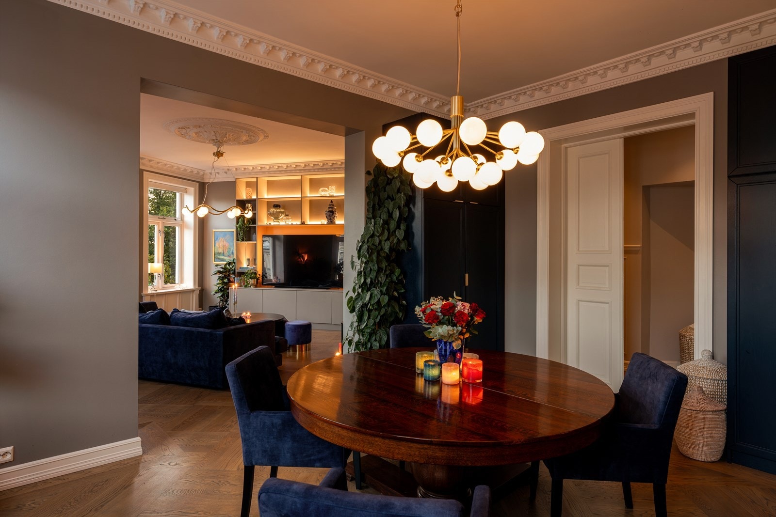 Velbevarte klassiske detaljer som stukkatur og rosetter. Galleribilde