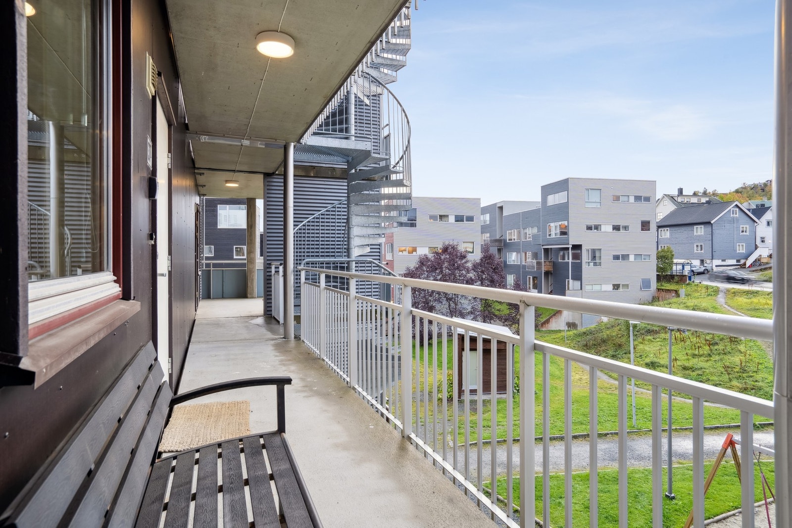 Svalgang med inngang Galleribilde