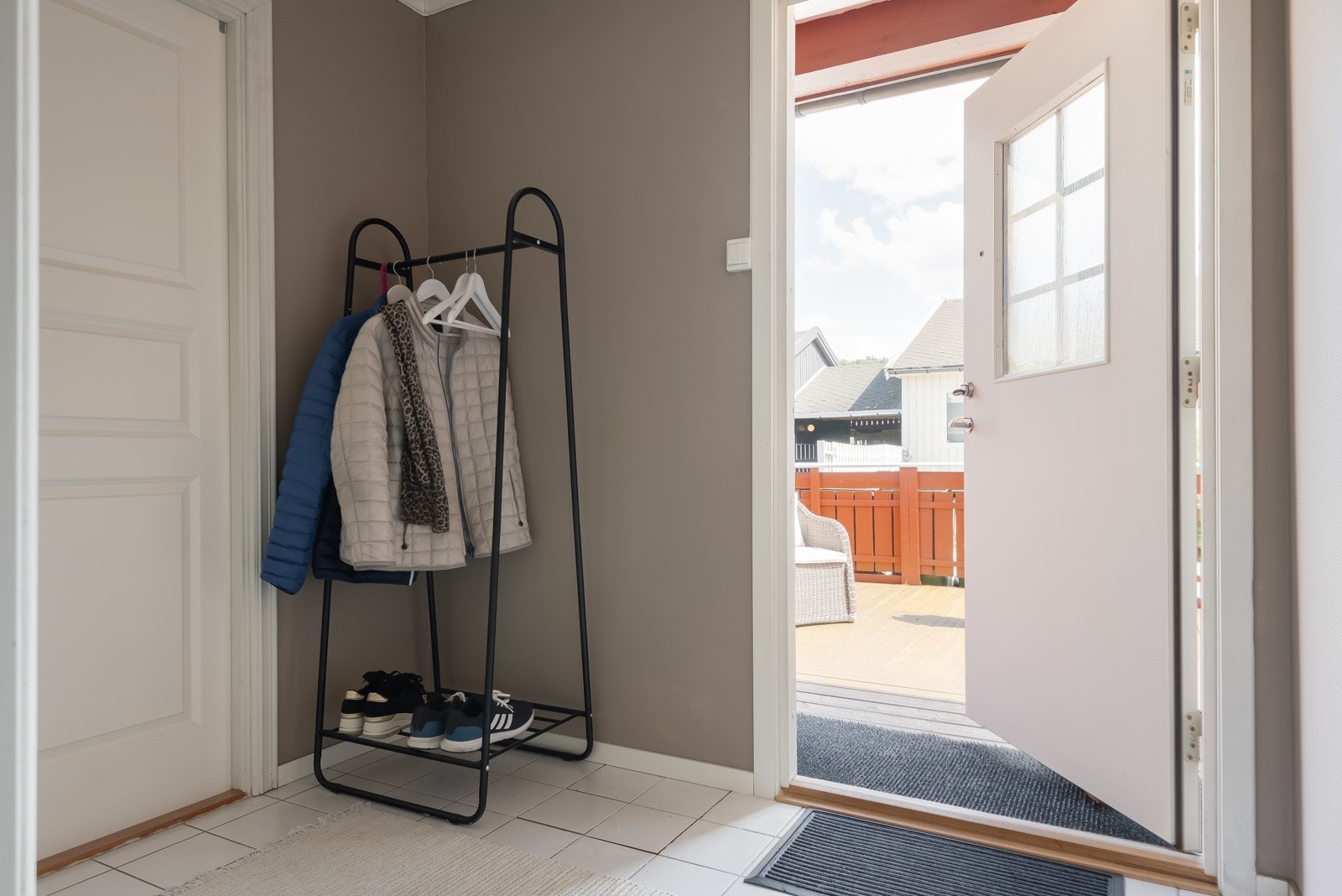 Lys og innbydende entré med god plass til yttertøy og sko Galleribilde