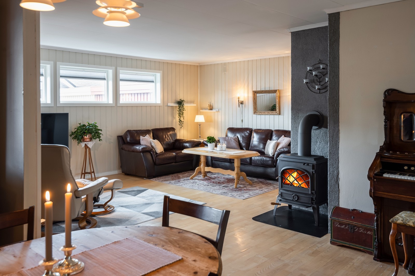 Av oppvarmingskilder har man både vedovn og varmepumpe på stue Galleribilde