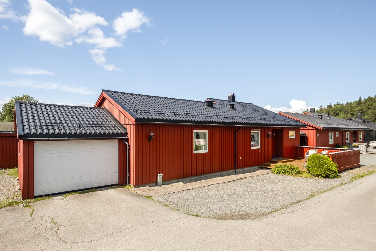 Taktekking ble byttet i 2017 og boligen fikk nye vinduer, kledning og ble etterisolert i perioden 2010-2012 Galleribilde