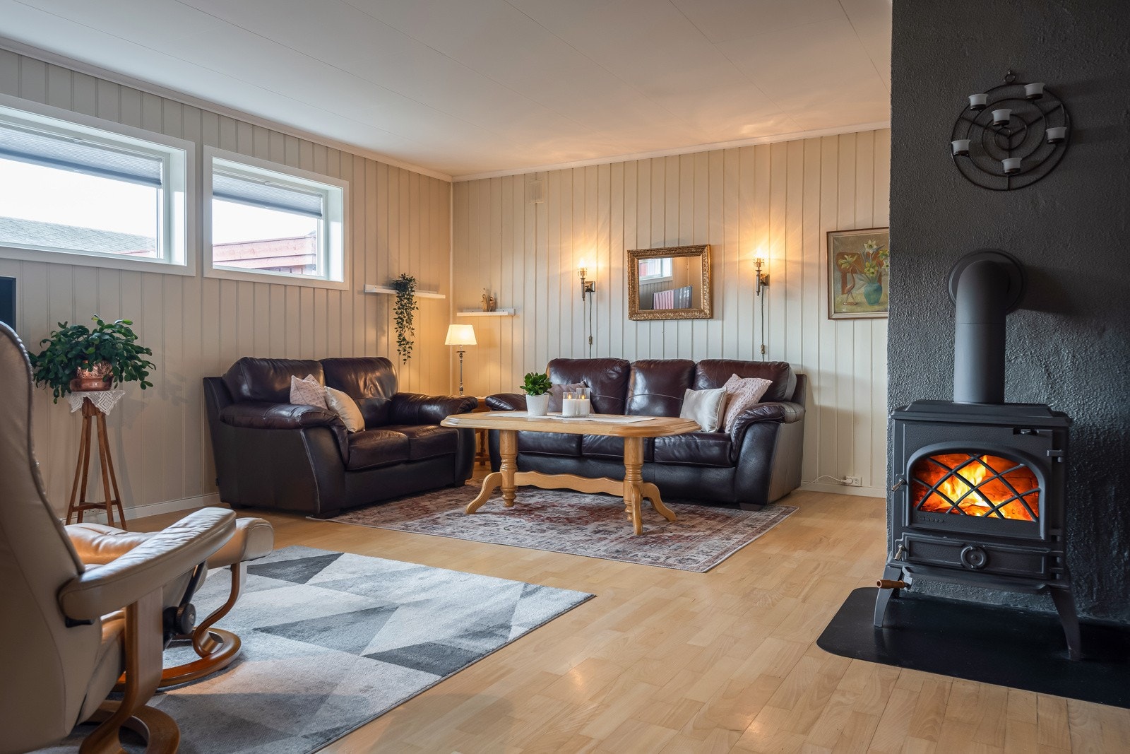 Lys og romslig stue med god plass til møblering i flere soner Galleribilde