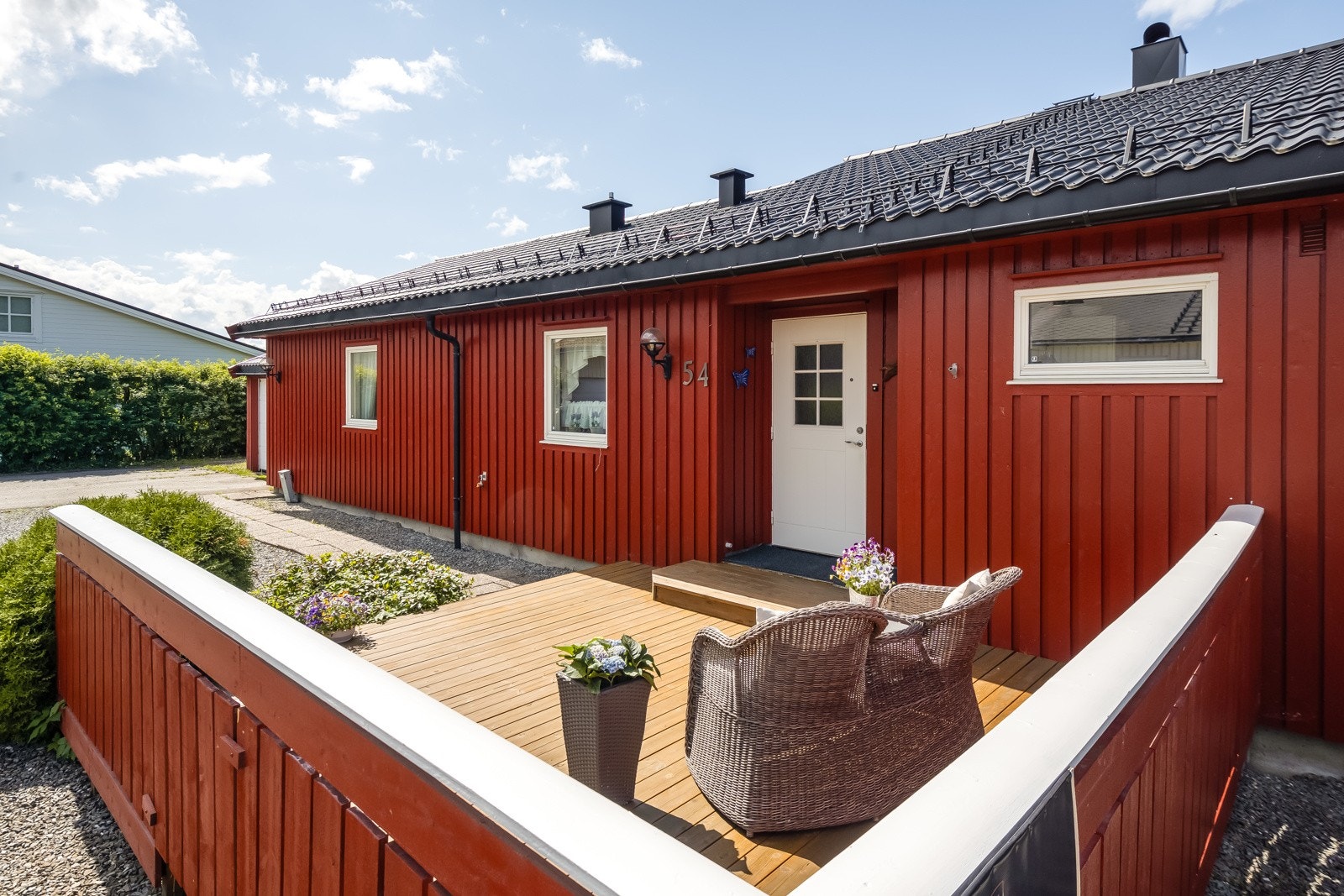 Trivelig terrasse på fremsiden av boligen også. Denne ligger mot øst og her har man morgen- og formiddagssol Galleribilde