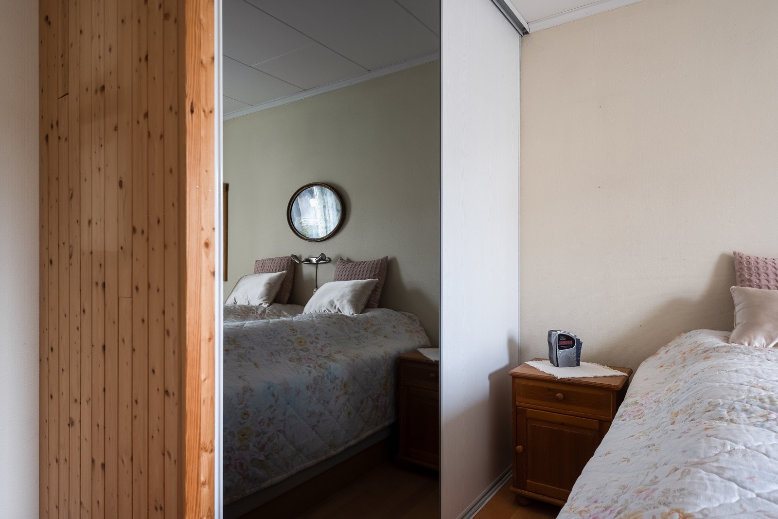 På det største soverommet er det etablert praktisk garderobe her og man har egen utgang til terrasse Galleribilde