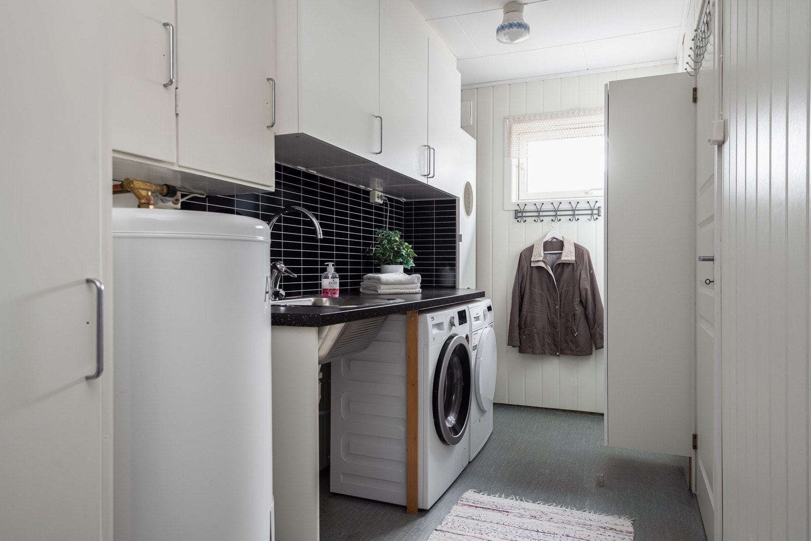 Praktisk med separat vaskerom. Dette ble pusset opp i 2013 og ligger i tilknytning til entreen Galleribilde
