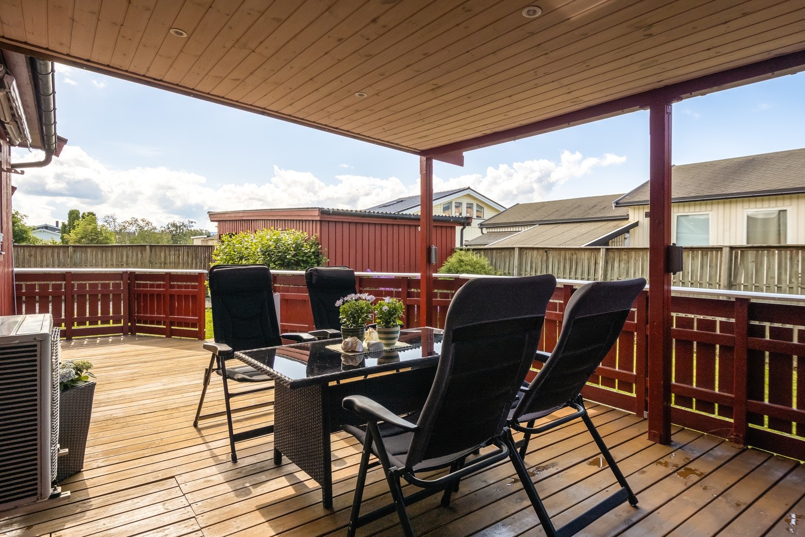 Romslig sørvestvendt terrasse på 30m². Denne ble sammen med takoverbygget etablert i 2015 Galleribilde