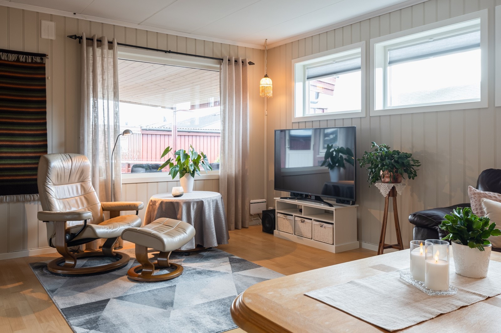 Boligen har en praktisk planløsning med alt på ett plan, og hele boligen fremstår både velholdt og tiltalende Galleribilde