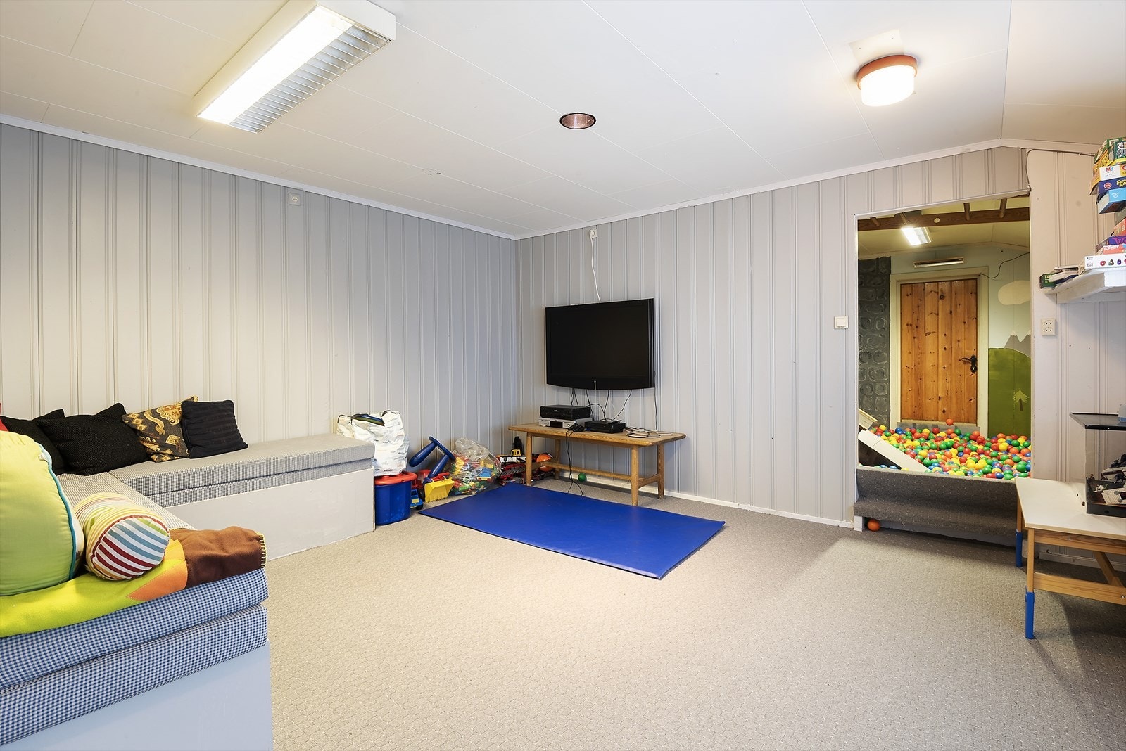 Lekerom og egen tv-stue for barna. Galleribilde