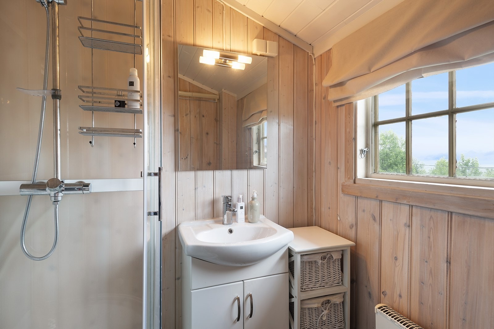 Badet har dusj. Galleribilde