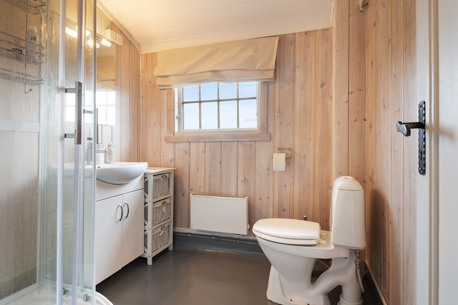 Dusjkabinett og gulvmontert toalett. Galleribilde