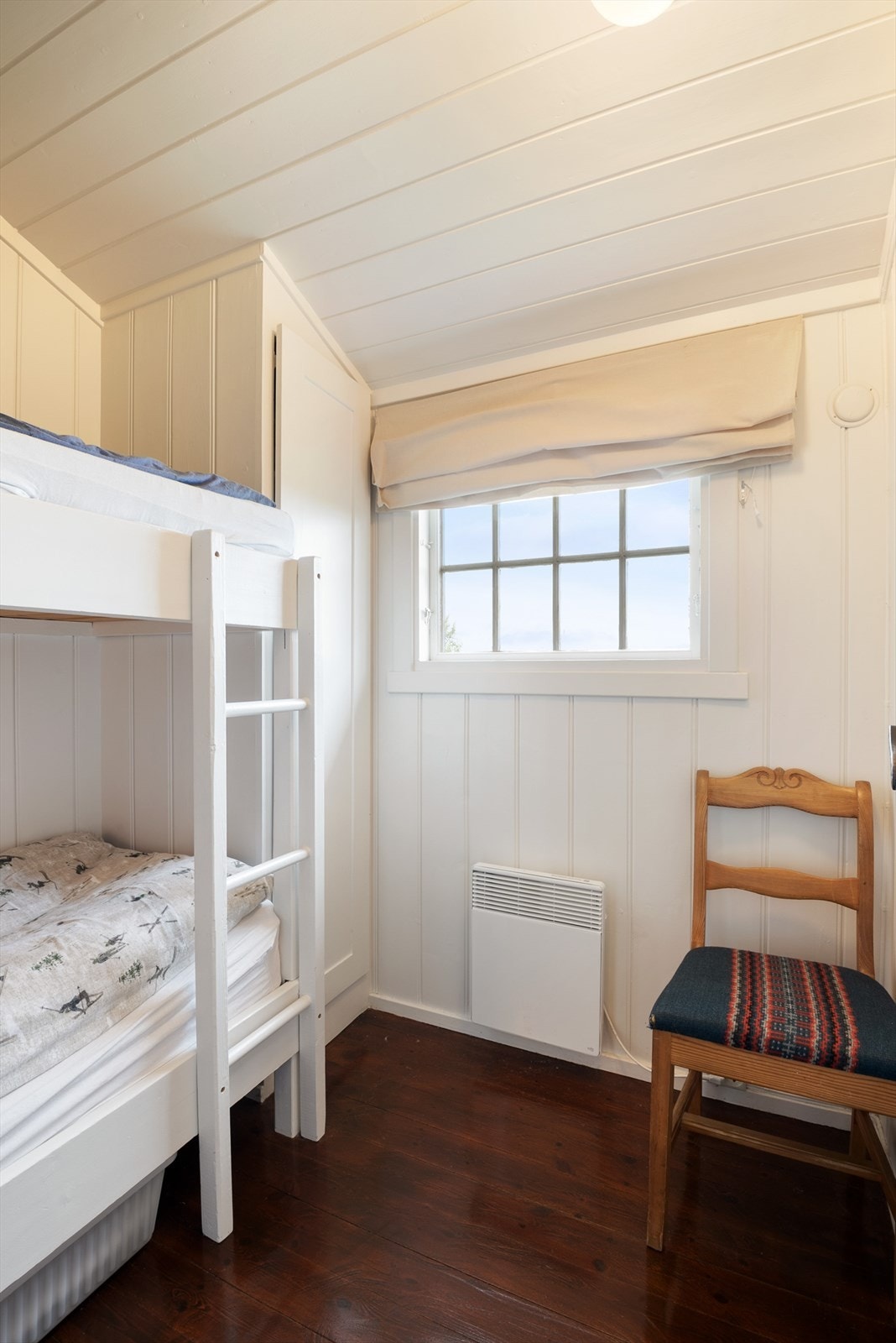 Plassbygd skap på soverommet. Galleribilde