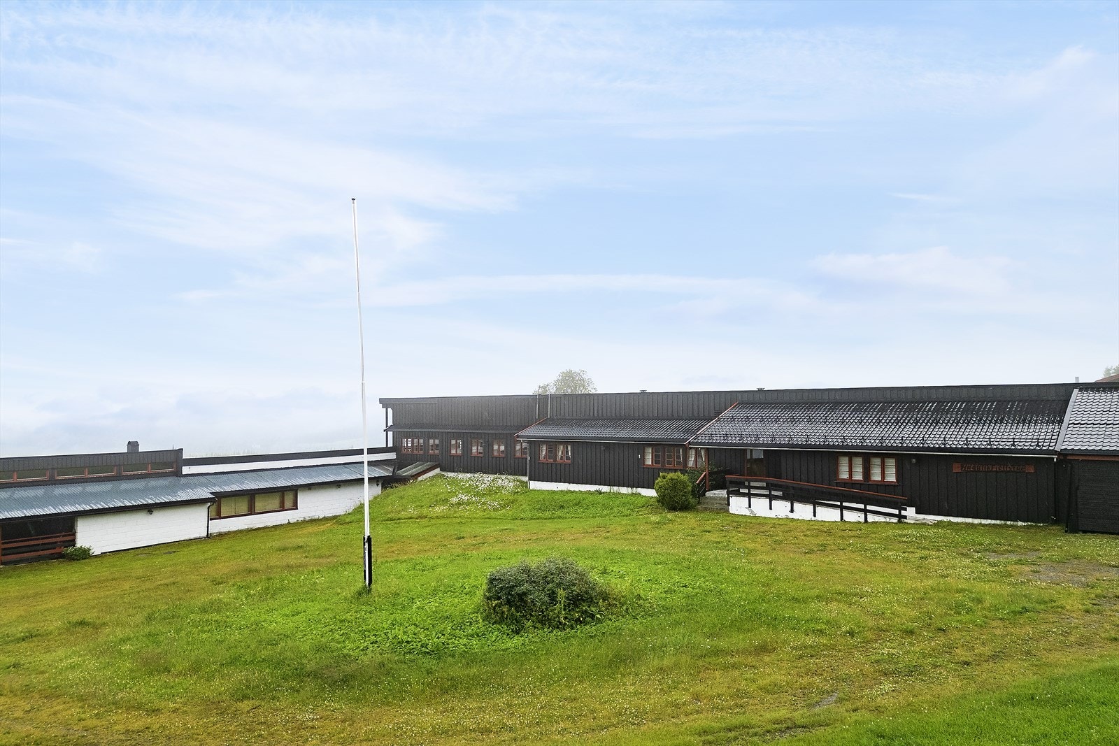 Stor tomt for felles utendørsaktiviteter. Galleribilde