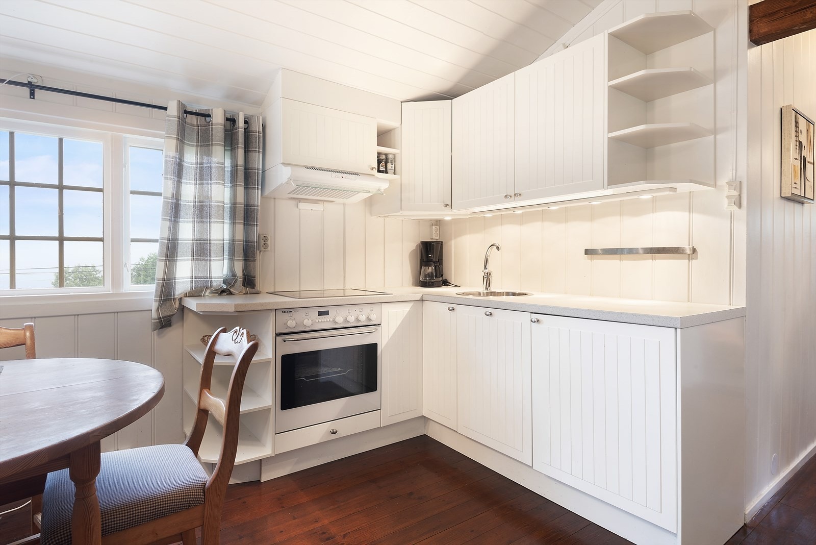 Lyst kjøkken. Galleribilde