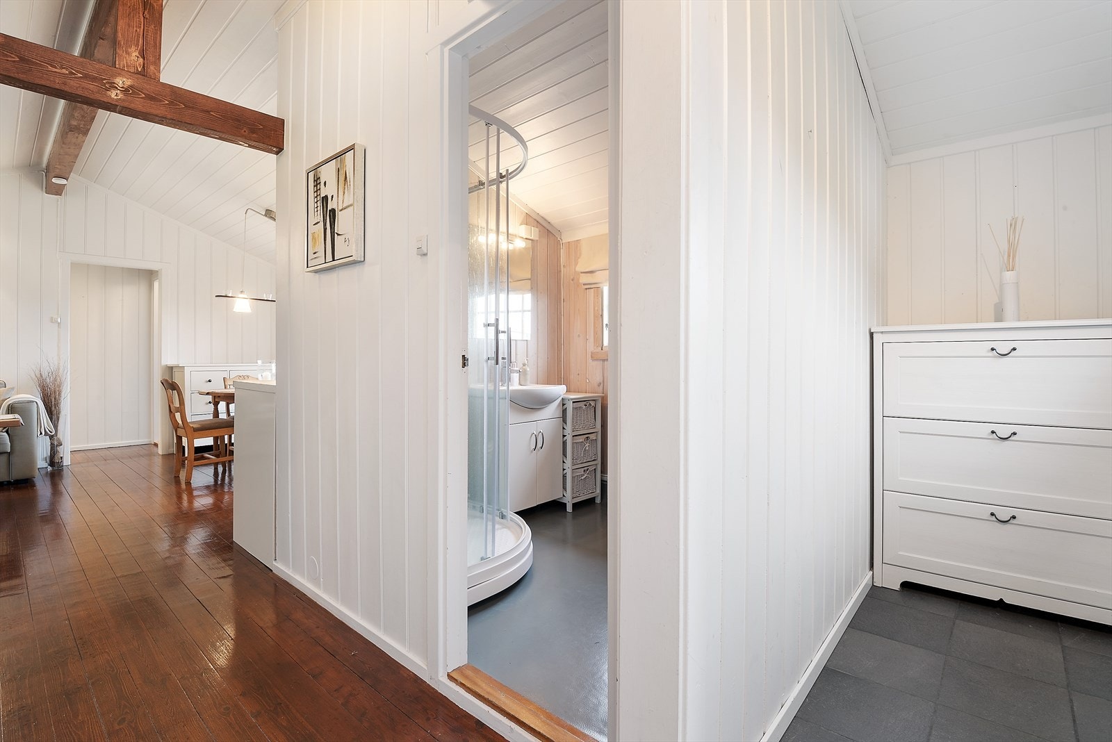 God takhøyde og stilige dragere i taket. Galleribilde