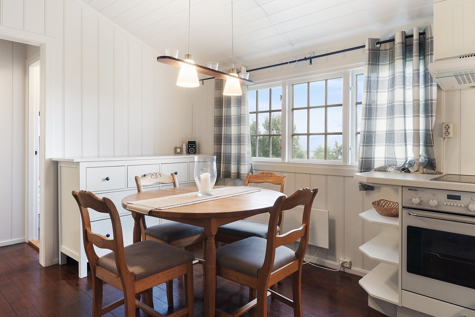 Plass til spisebord ved kjøkkenet. Galleribilde