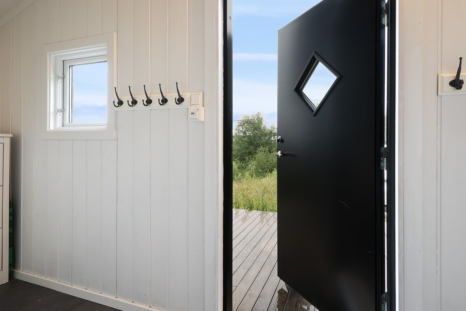 Gang med oppheng for jakker. Galleribilde