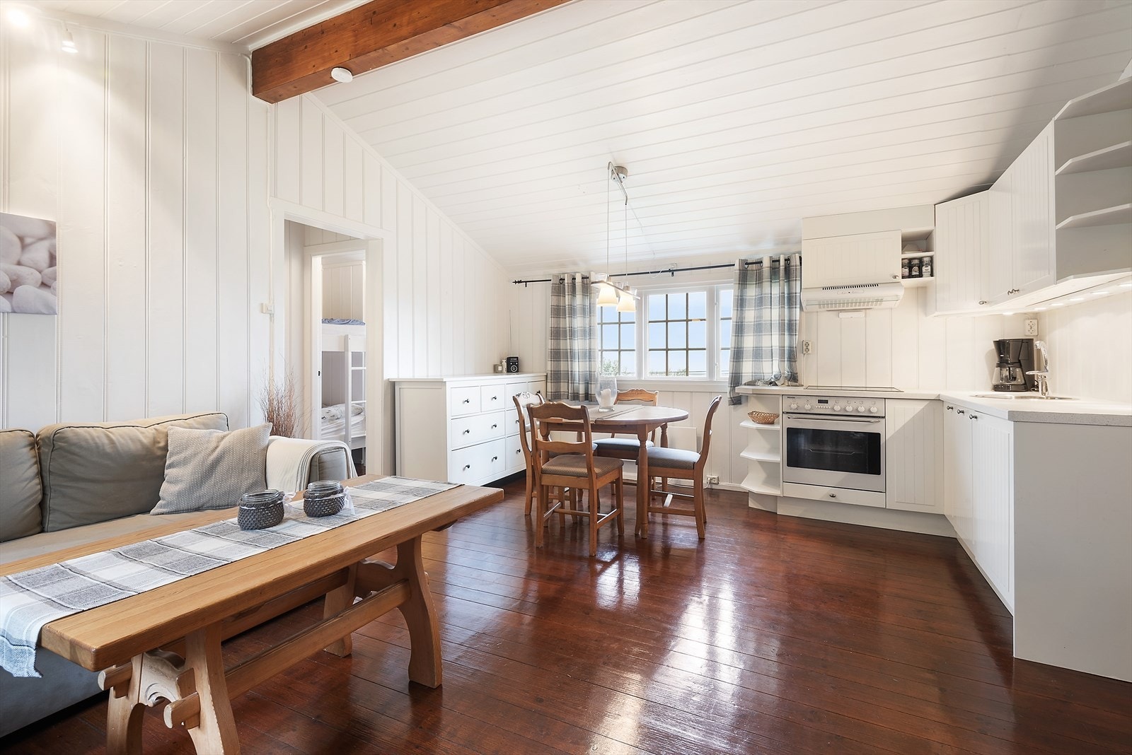 Åpen løsning mellom kjøkken og stue. Galleribilde