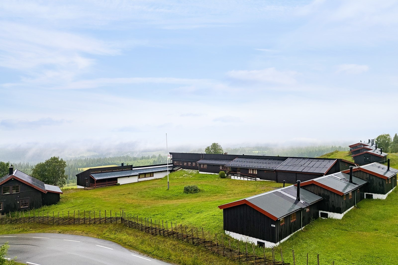 Stor tomt med fellesareal og ellers eierskap til hver sin hytte. Galleribilde