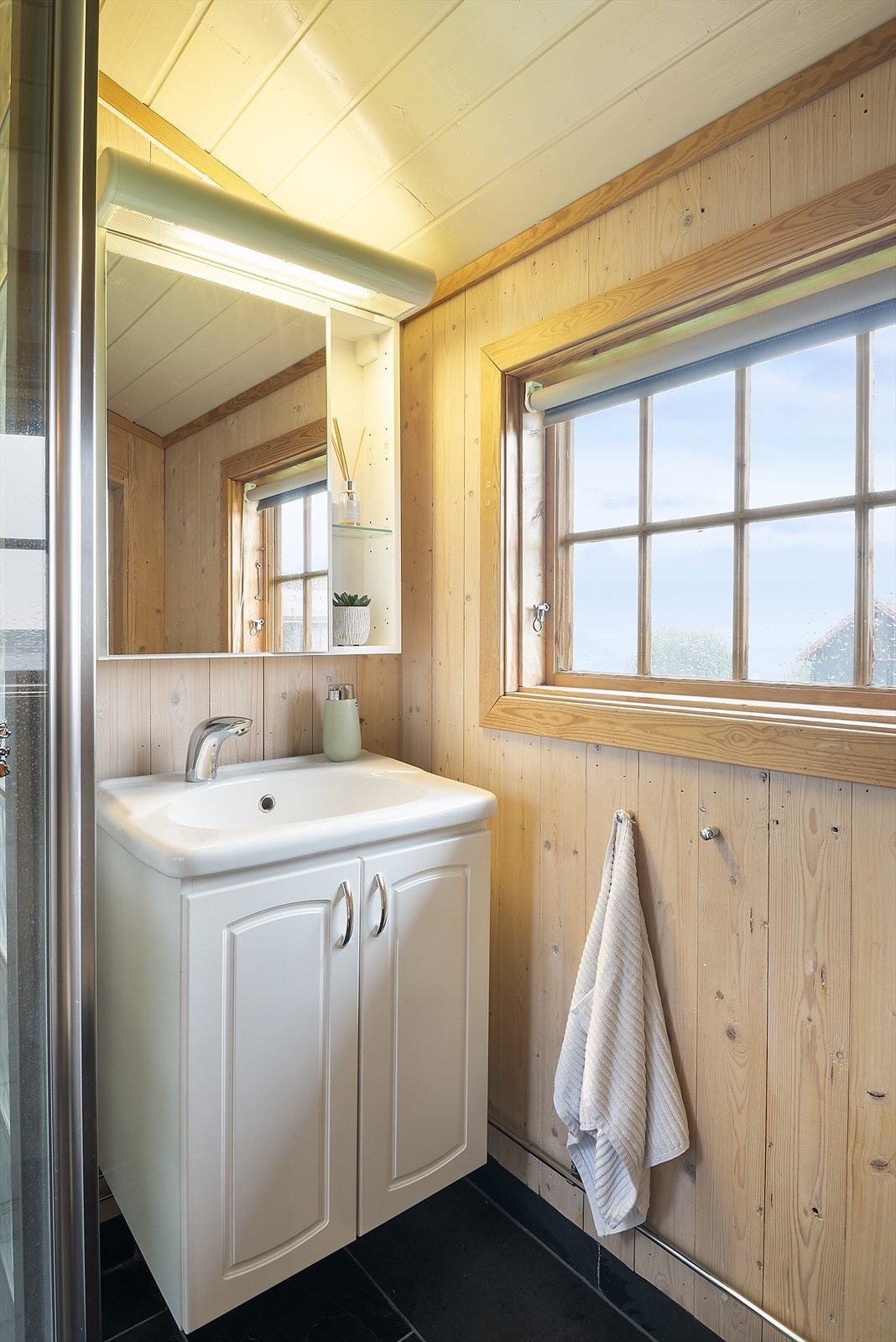 Bad med lys innredning. Galleribilde