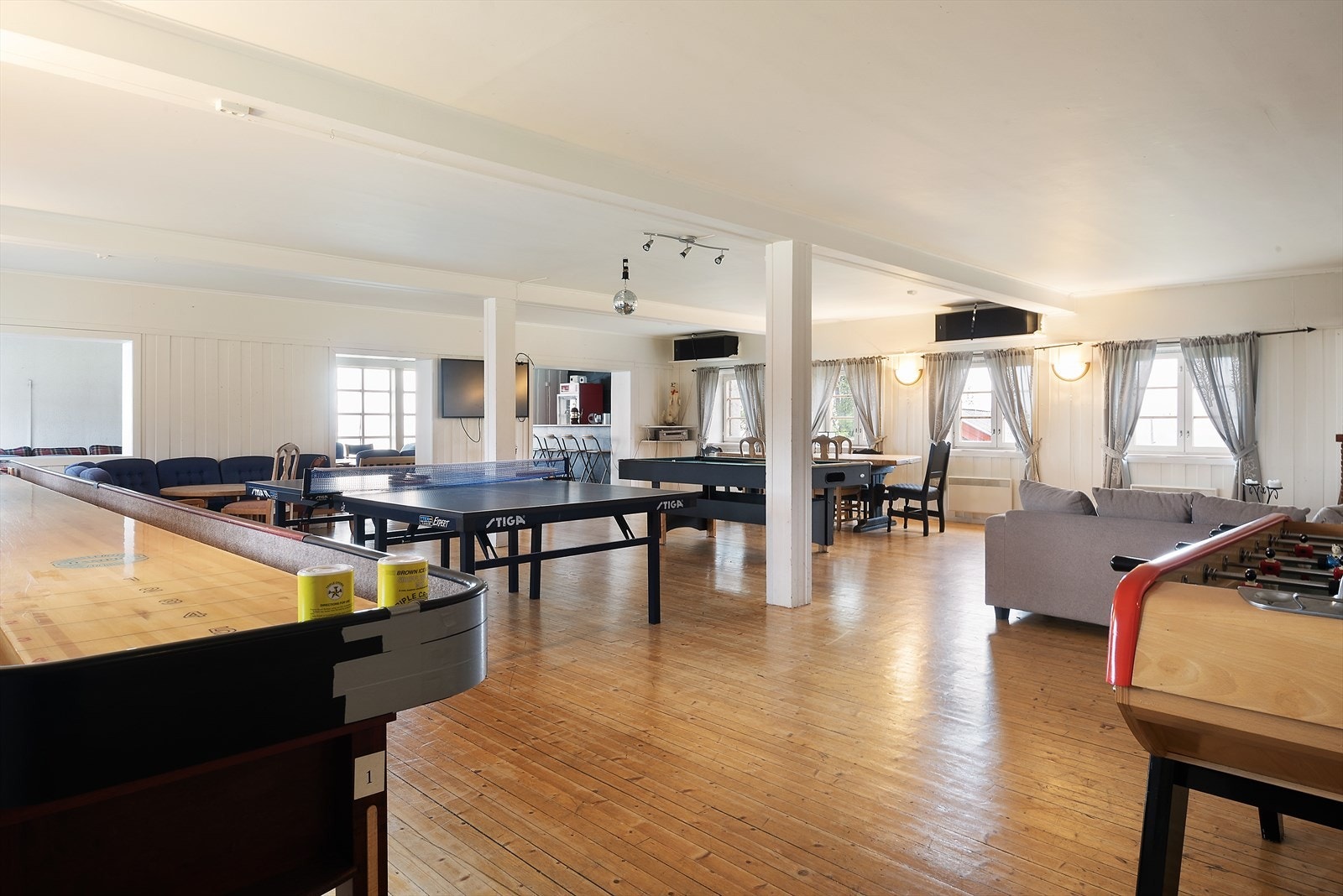 Stort fellesareal hvor man har en god mulighet til å være sosial. Galleribilde