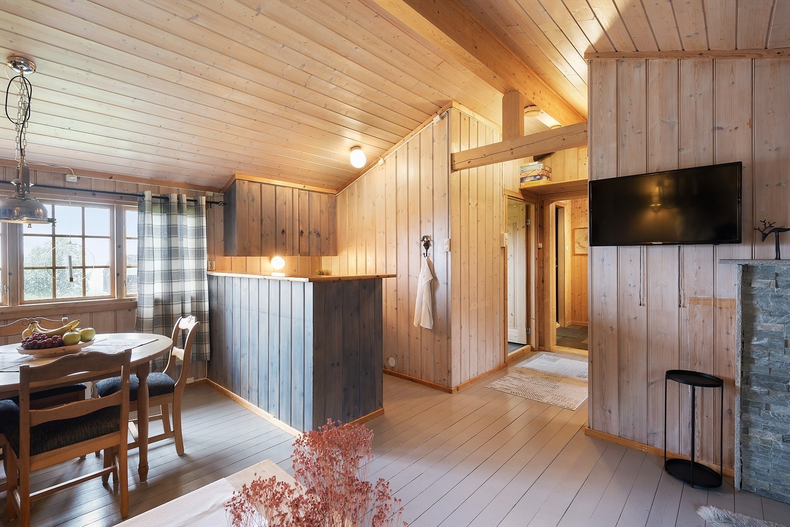 Åpen løsning mellom kjøkken og stue. Galleribilde