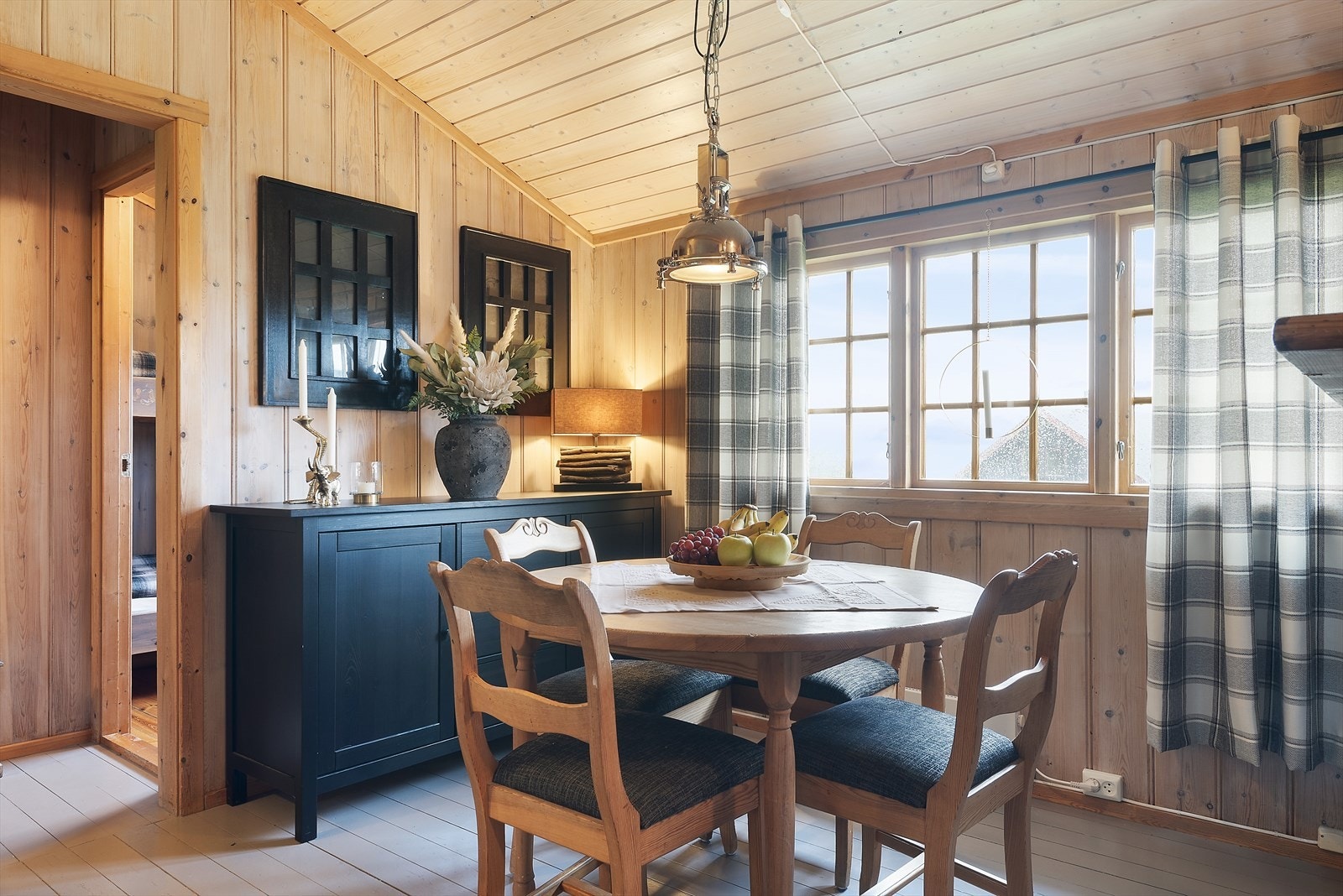 Fin plass til spisebord. Galleribilde