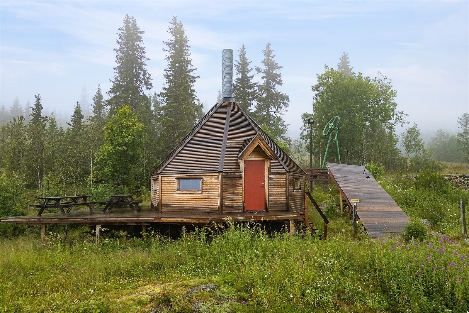 Grillhytte hvor man kan samles seg ved skitrekket. Galleribilde