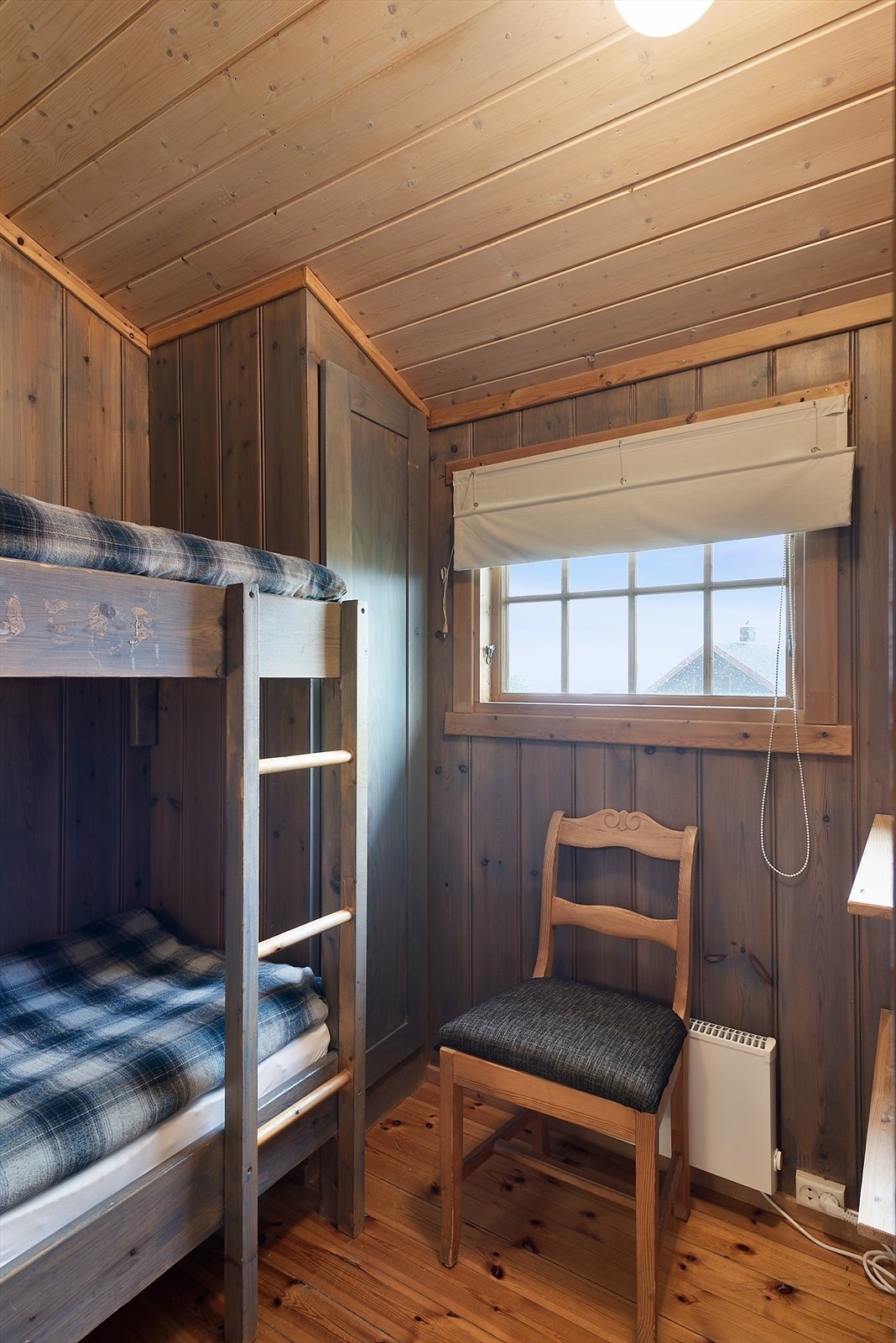 Køyesenger og plassbygd skap. Galleribilde