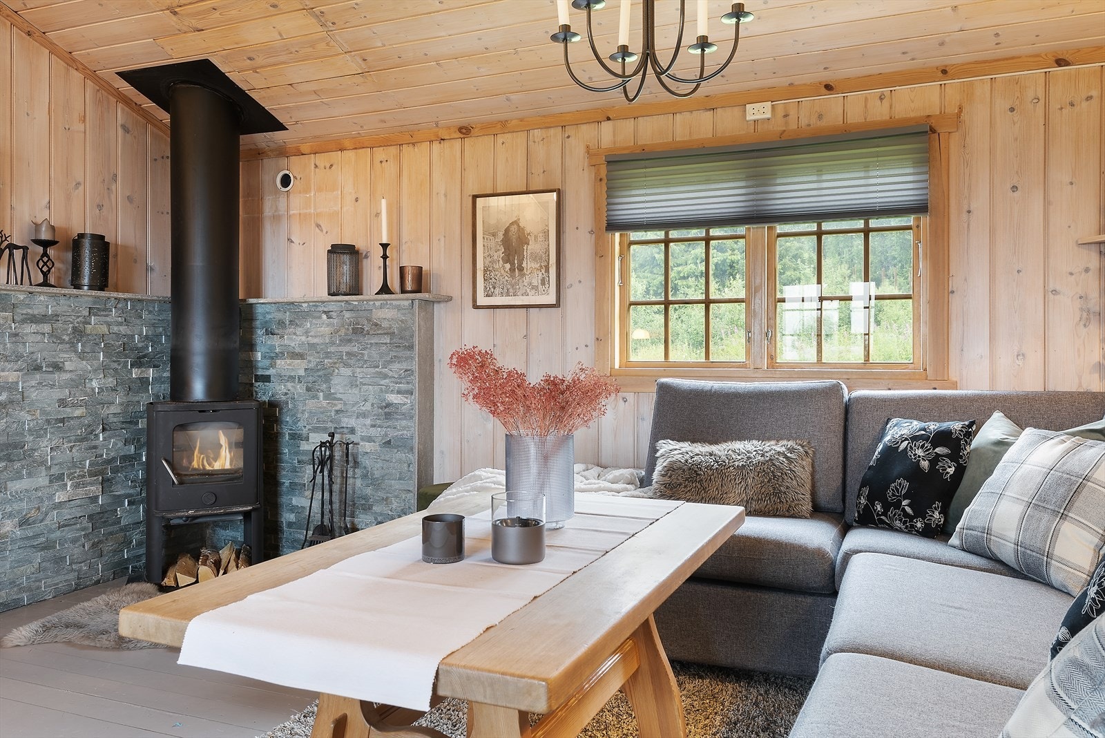 Stemningsfull peisovn luner godt på kjølige kvelder. Galleribilde