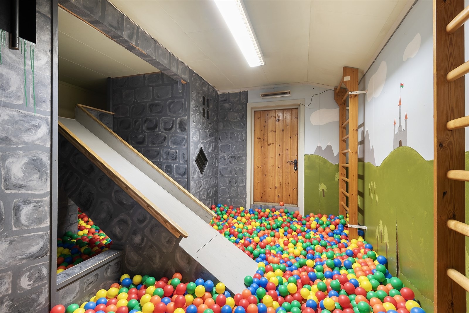 Stilig ballbinge med sklie. Galleribilde