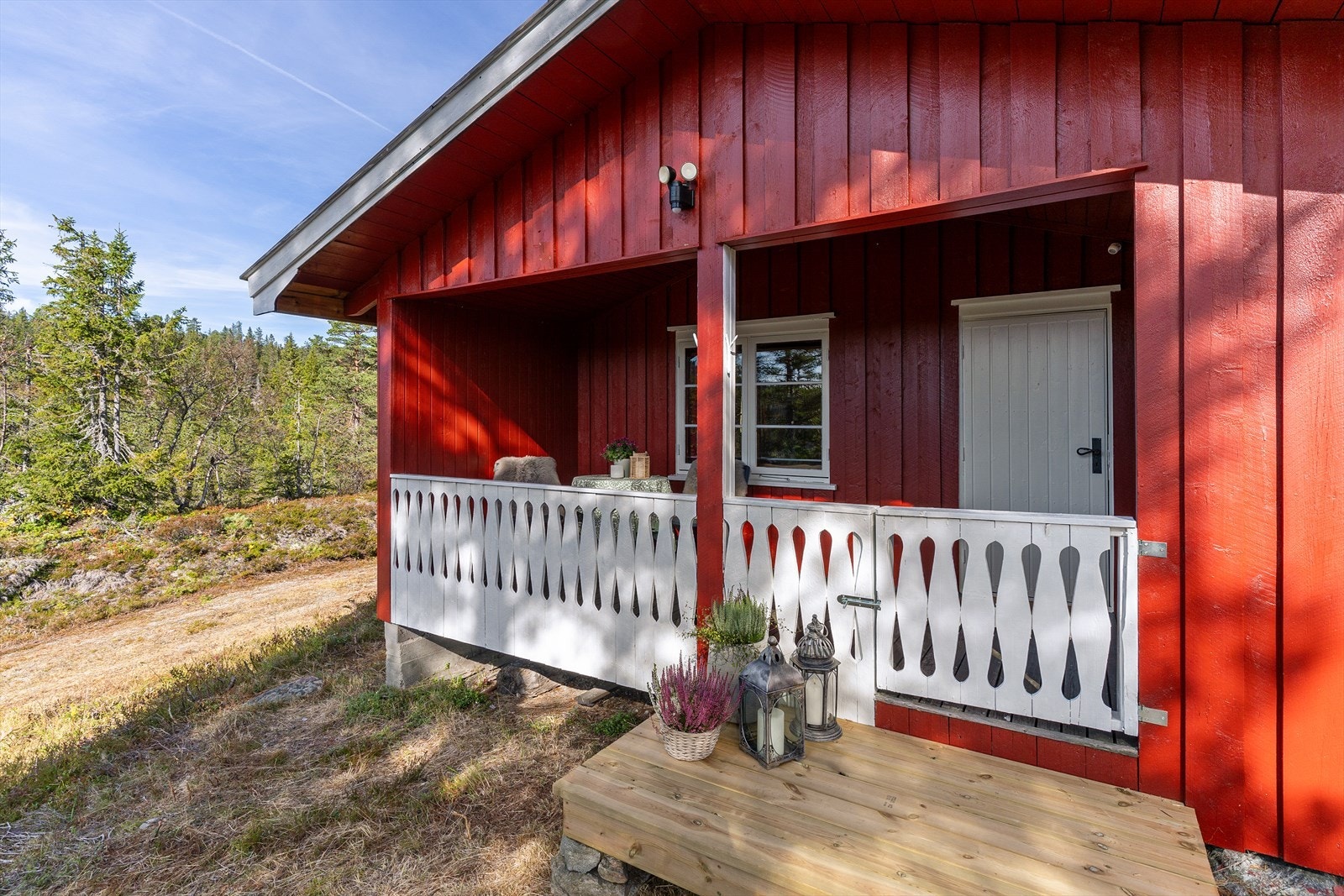 Hytta har overbygget inngangsparti med inngang til hytta og til utvendig bod. Galleribilde