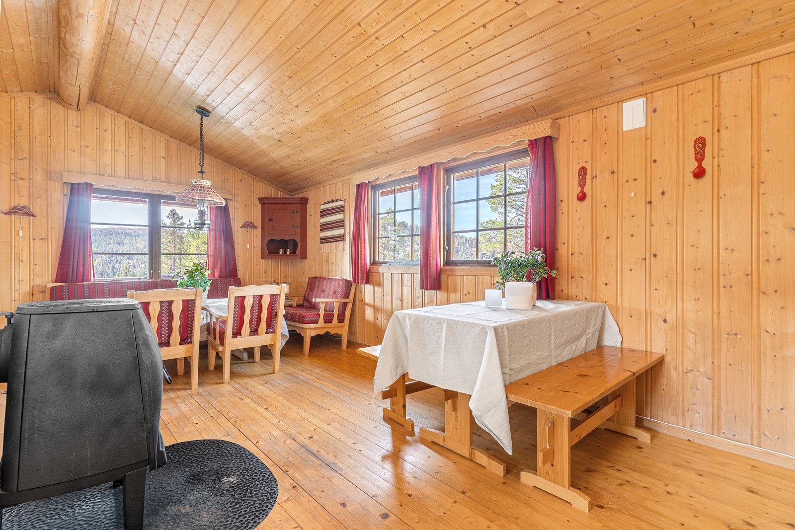 Hytta selges møblert, og inventar som er i hytta ved visning medfølger etter avtale med selger. Galleribilde