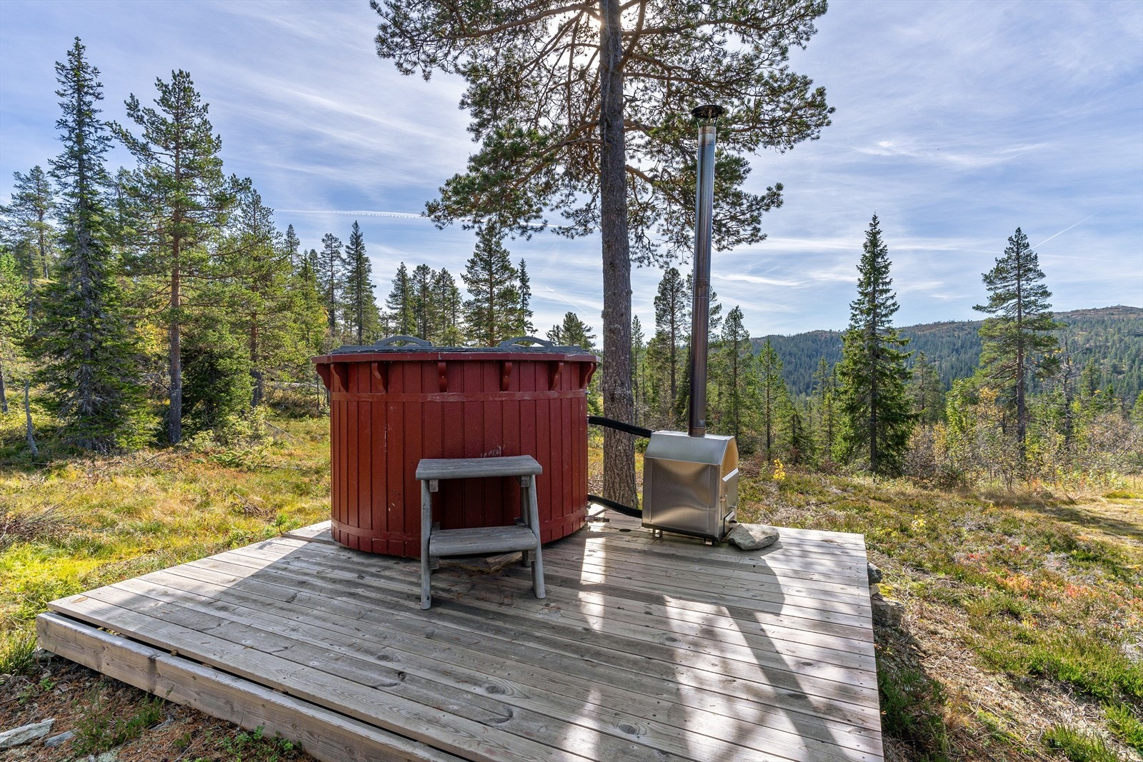 På eiendommen er det laget platting med vedfyrt stamp. Galleribilde