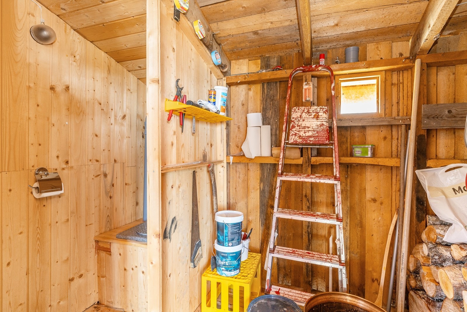 Bod med utvendig adkomst. Innerst i boden er det utedo. Galleribilde